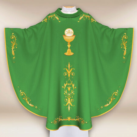 Casulla bordada verde con cáliz