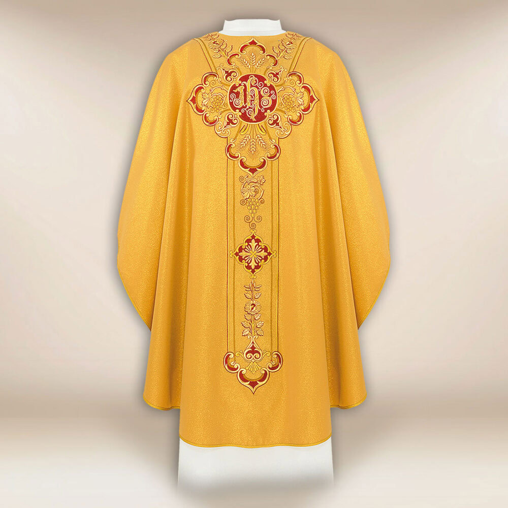 Casulla dorada bordada con IHS