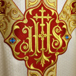 Casulla bordada litúrgica ecru con síVirgen Maríaolo IHS