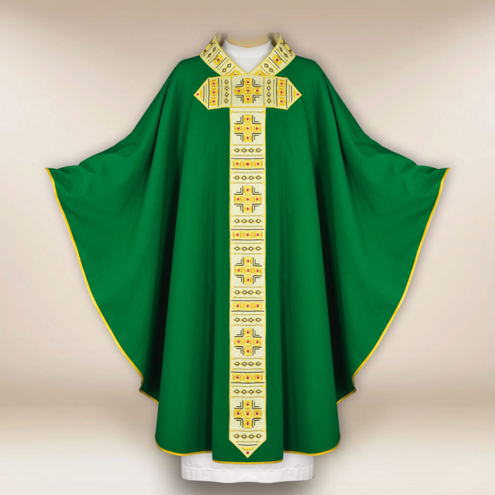 Casulla bordada verde