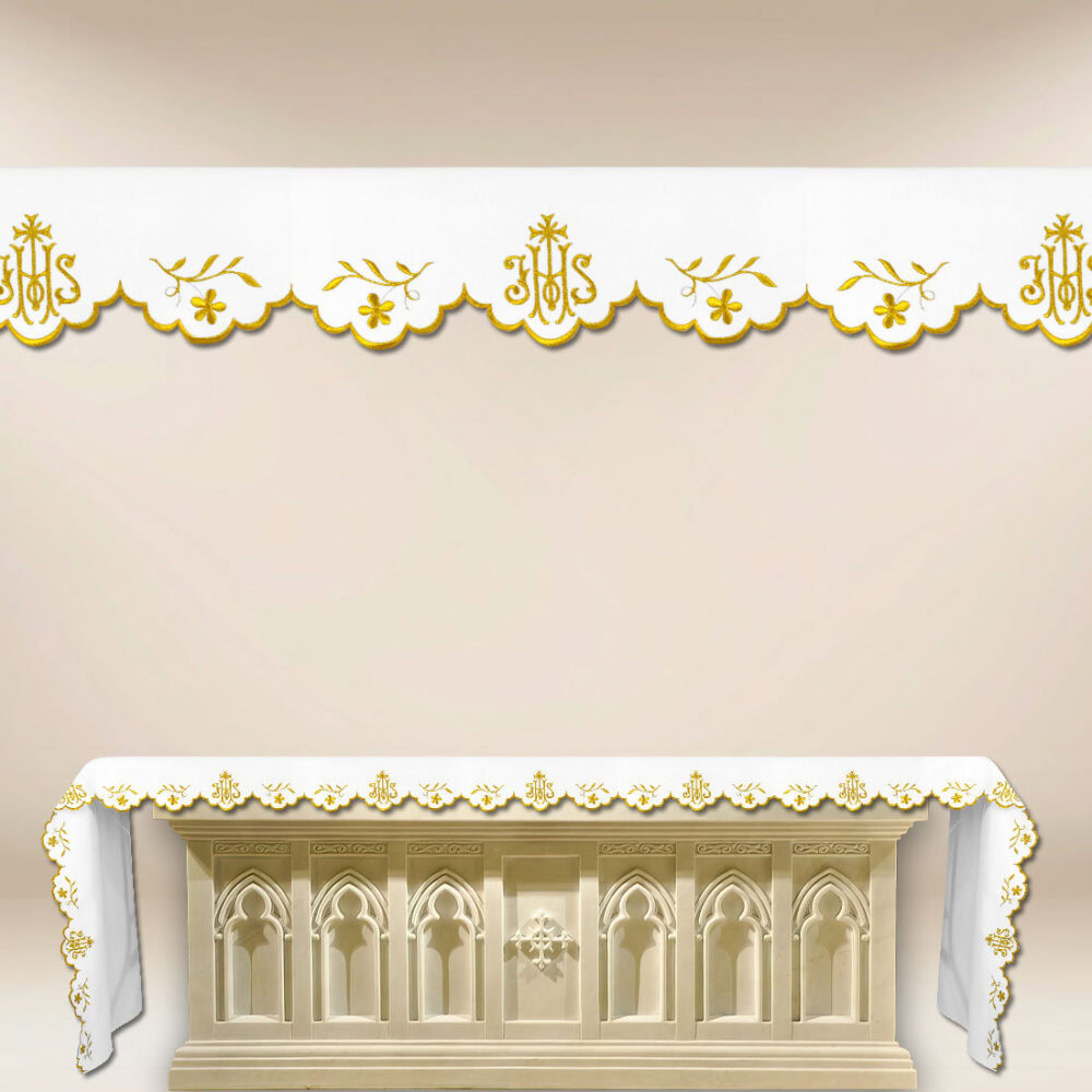 Mantel con delicado bordado dorado