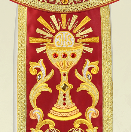 Casulla litúrgica blanca con cáliz bordado