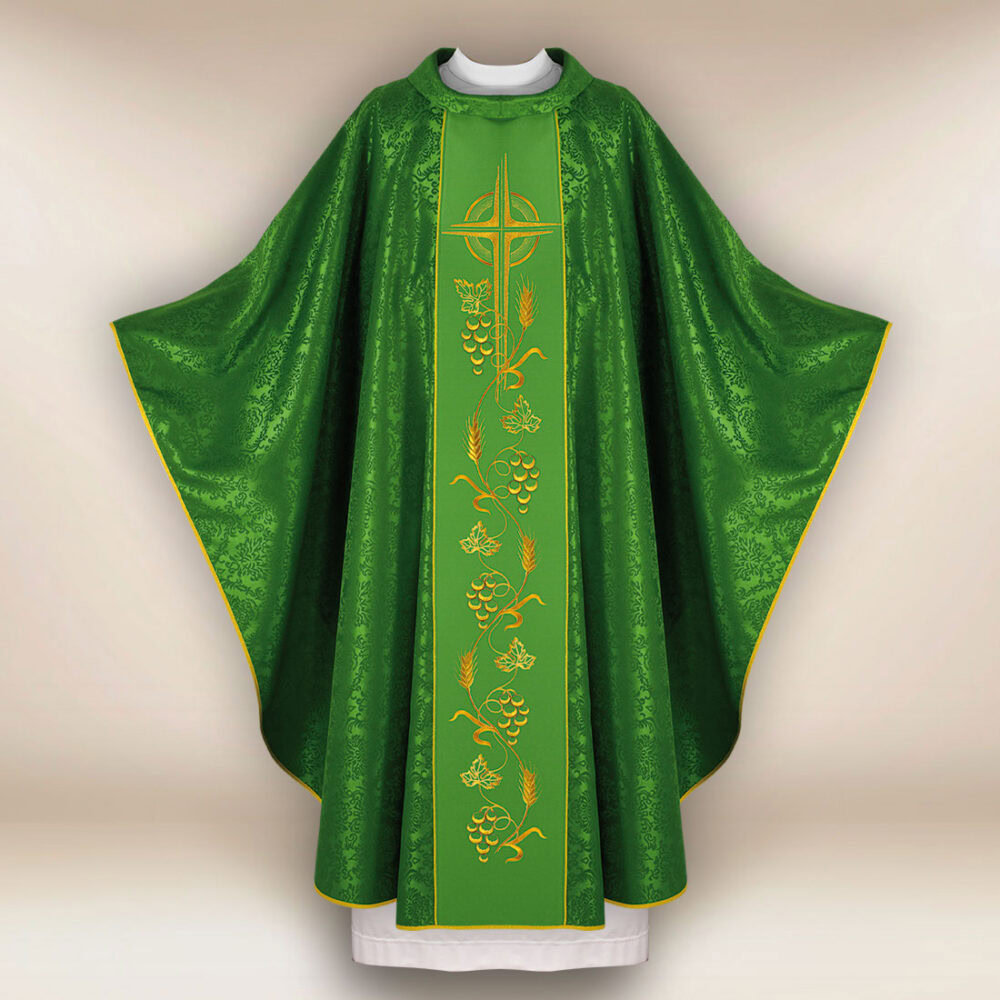 Casulla verde con pasamanería bordada