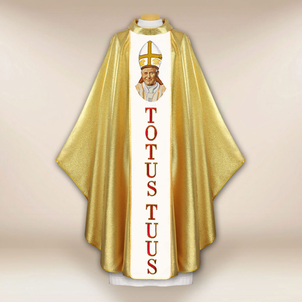 Casulla dorada con imagen bordada San Juan Pablo II