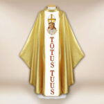 Casulla dorada con imagen bordada San Juan Pablo II