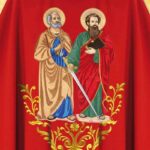 Casulla bordada roja San Pedro y San Pablo
