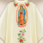 Casulla bordada litúrgica ecru Virgen María de Guadalupe