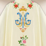 Casulla bordada litúrgica ecru Virgen María de Guadalupe