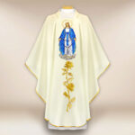 Casulla bordada Madre de Dios del Rosario