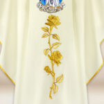 Casulla bordada Madre de Dios del Rosario