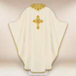 Casulla bordada con IHS ecru