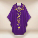 Casulla bordada IHS morada