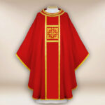 Elegante casulla bordada roja