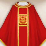 Elegante casulla bordada roja