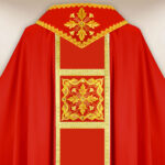 Elegante casulla bordada roja