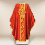 Casulla litúrgica roja con IHS