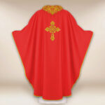 Casulla bordada con IHS roja