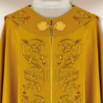 Capa bordada con IHS dorado