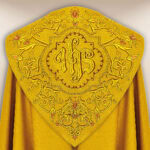Capa bordada con IHS dorado