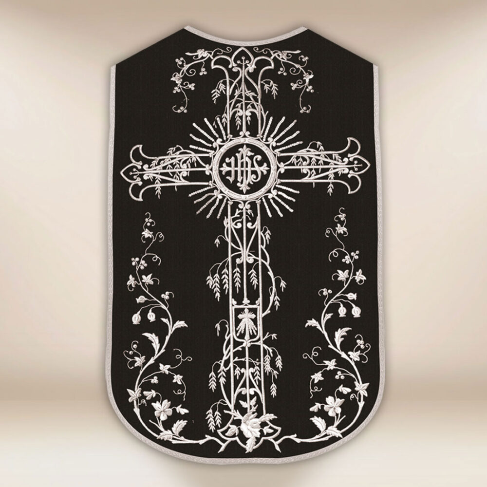 Casulla romana réplica negra IHS