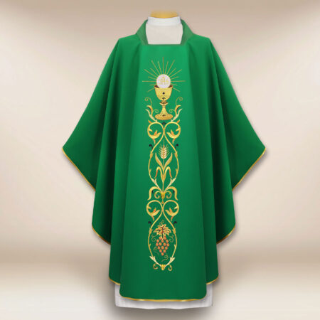 Hermosa casulla bordada verde con motivo de cáliz