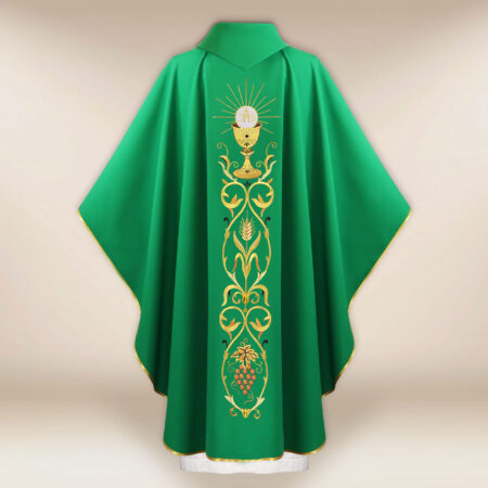 Hermosa casulla bordada verde con motivo de cáliz