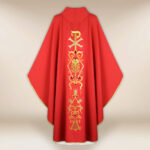 Casulla litúrgica con motivo PX en rojo